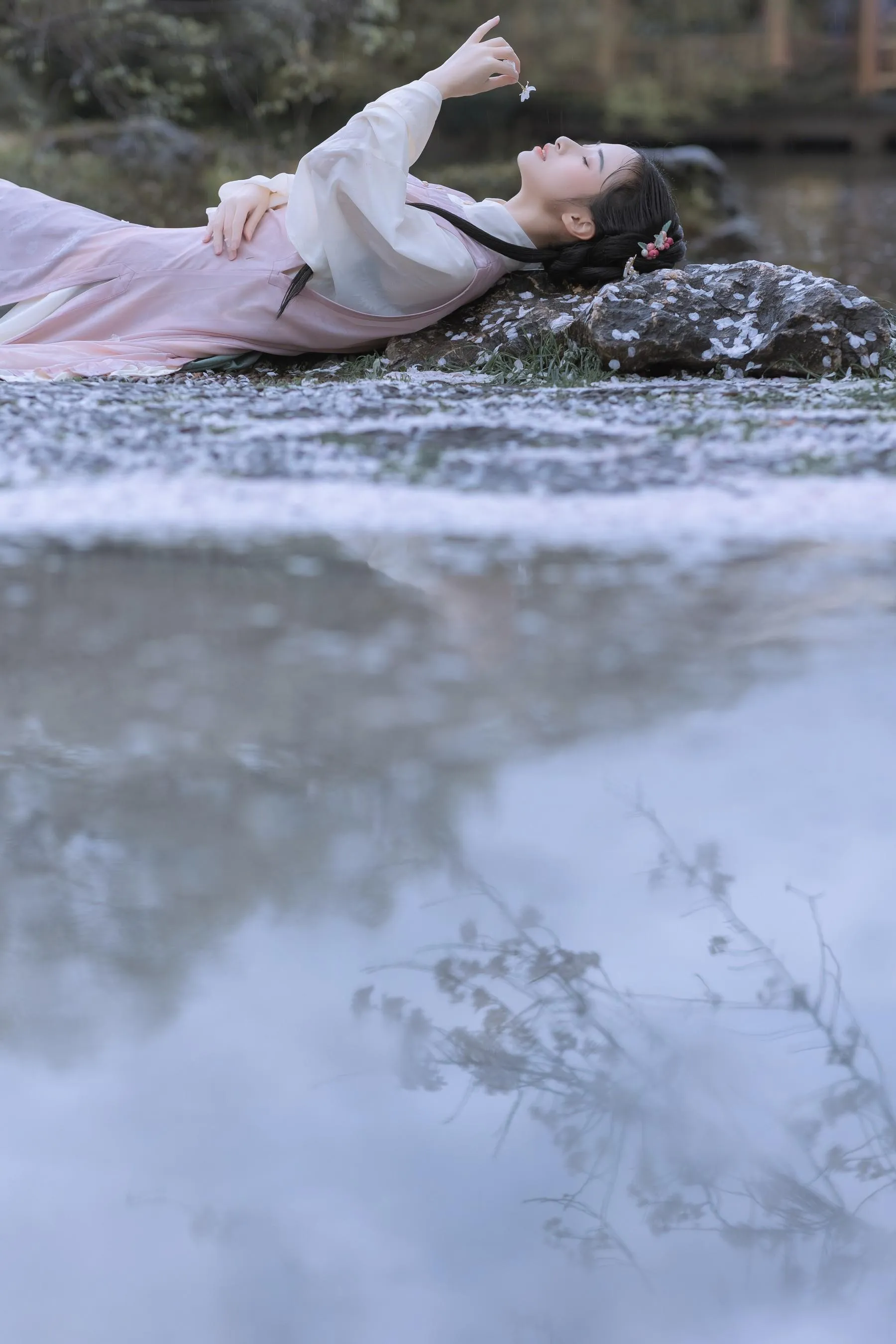 [艺图语] 2022.05.25 雨樱花 眸小妖 [46P]插图1